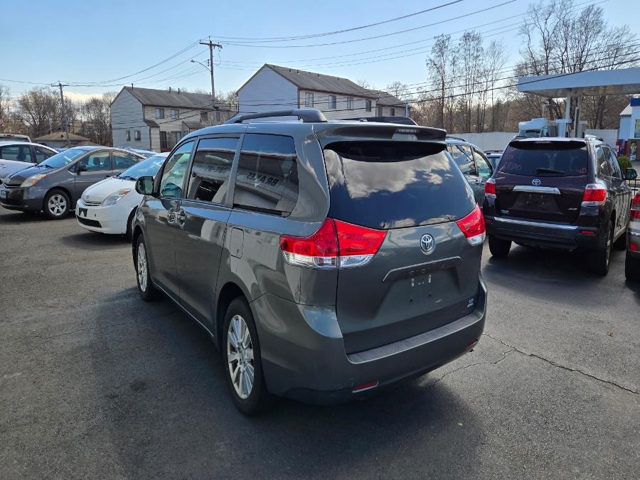 2014 Toyota Sienna LE 7-Passenger photo