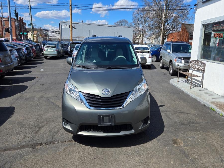 2014 Toyota Sienna LE 7-Passenger photo