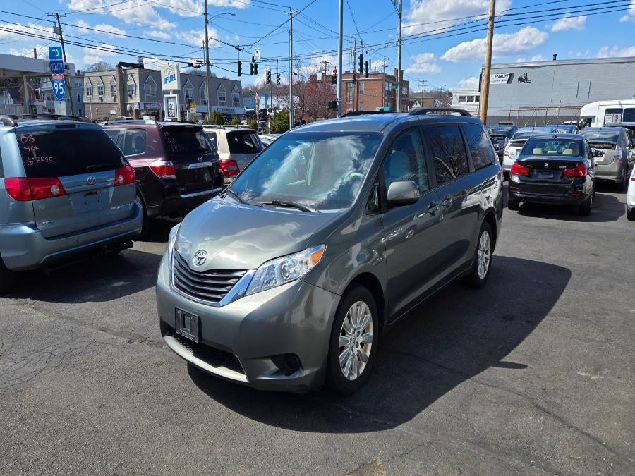 2014 Toyota Sienna LE 7-Passenger photo