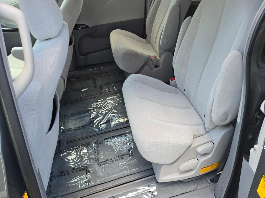 2014 Toyota Sienna LE 7-Passenger photo