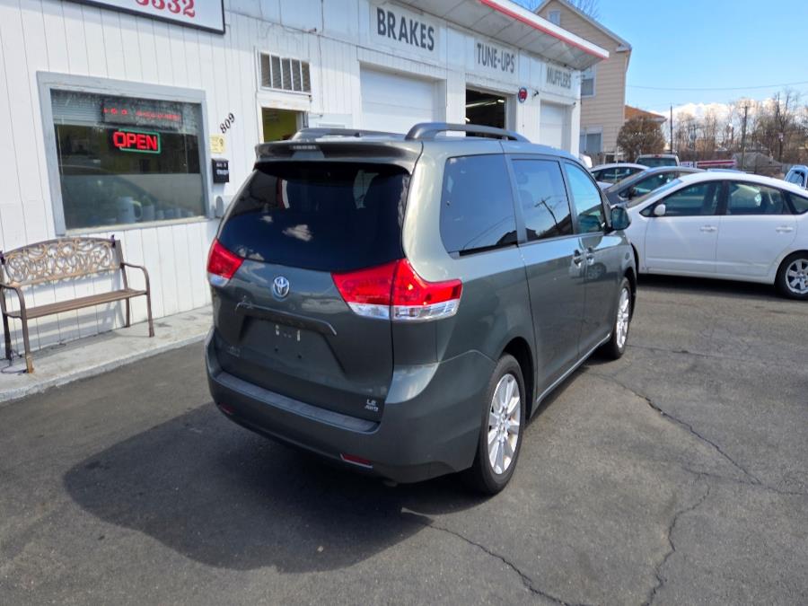 2014 Toyota Sienna LE 7-Passenger photo