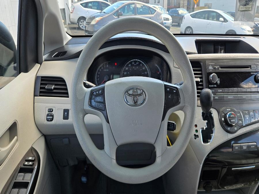 2014 Toyota Sienna LE 7-Passenger photo
