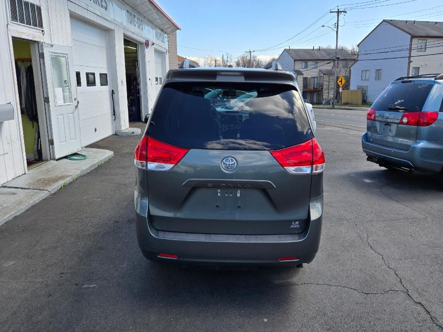 2014 Toyota Sienna LE 7-Passenger photo