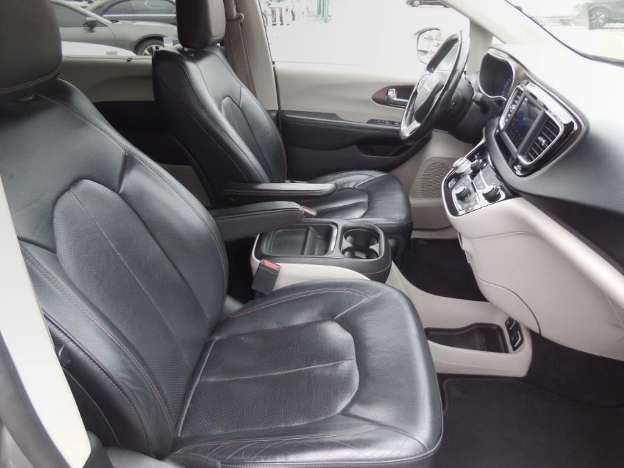 2019 Chrysler Pacifica Touring L FWD photo