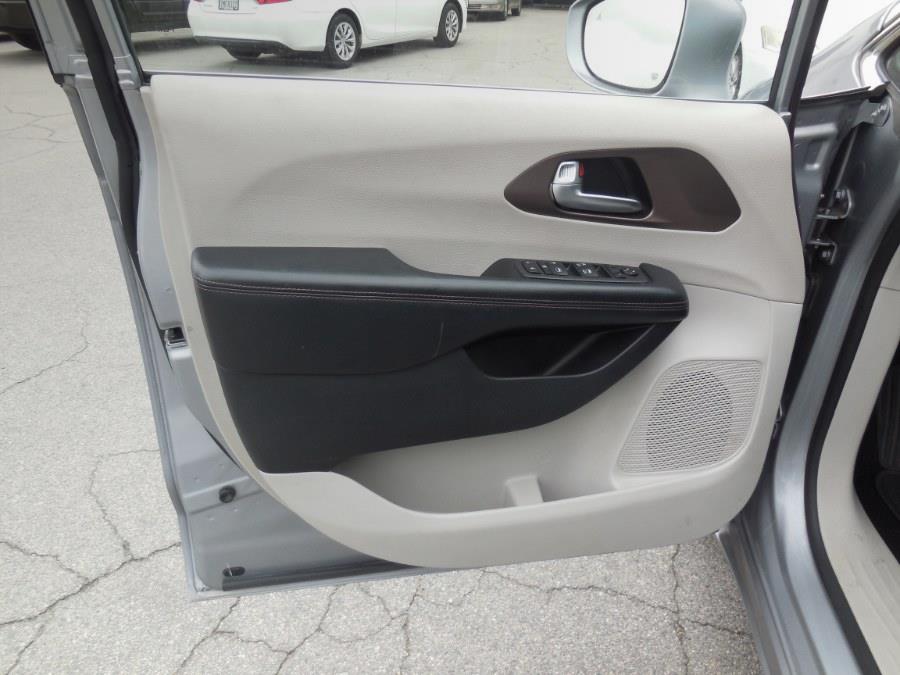 2019 Chrysler Pacifica Touring L FWD photo
