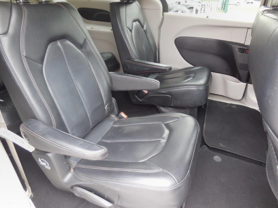 2019 Chrysler Pacifica Touring L FWD photo
