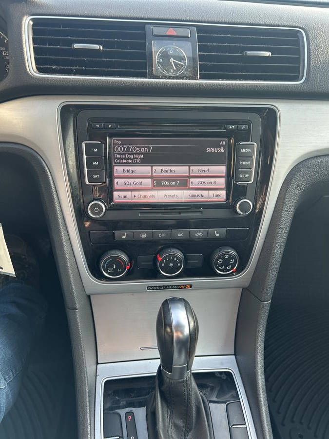 2013 Volkswagen Passat SE PZEV photo