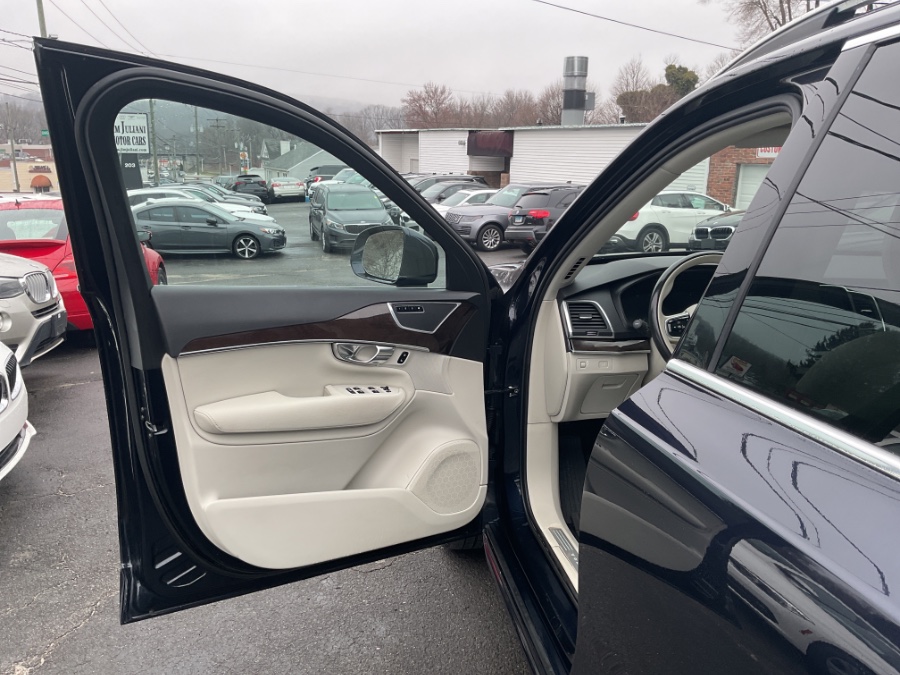 2019 Volvo XC90 T6 AWD Momentum photo