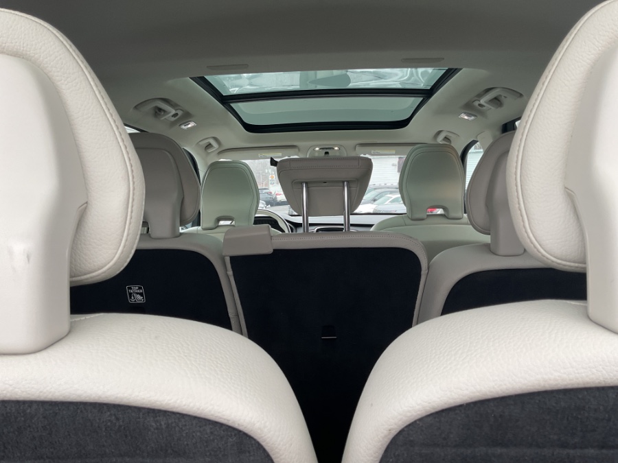 2019 Volvo XC90 T6 AWD Momentum photo