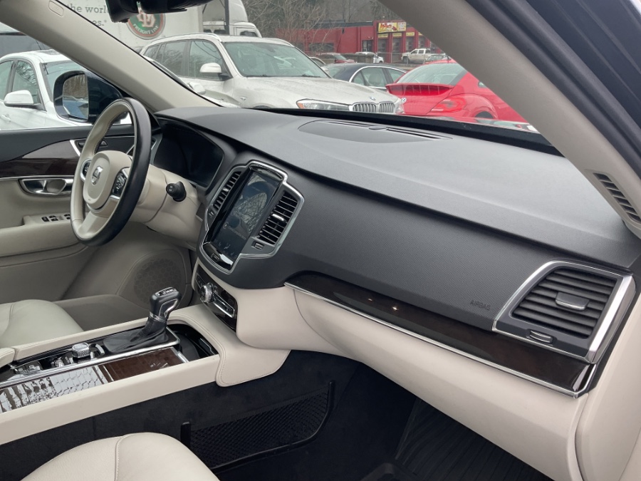 2019 Volvo XC90 T6 AWD Momentum photo