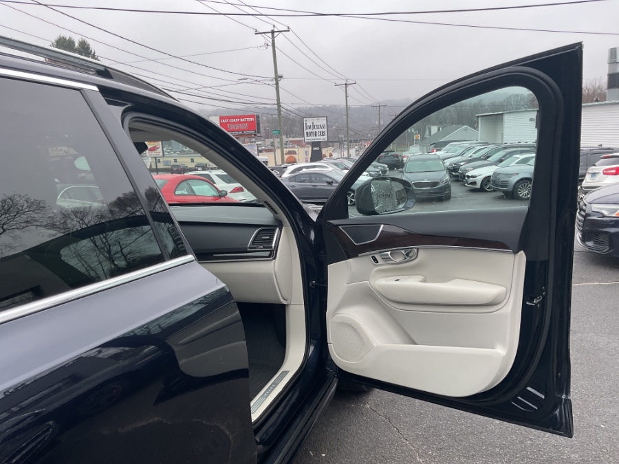 2019 Volvo XC90 T6 AWD Momentum photo