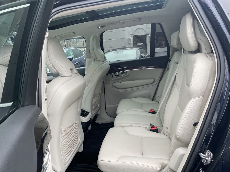 2019 Volvo XC90 T6 AWD Momentum photo
