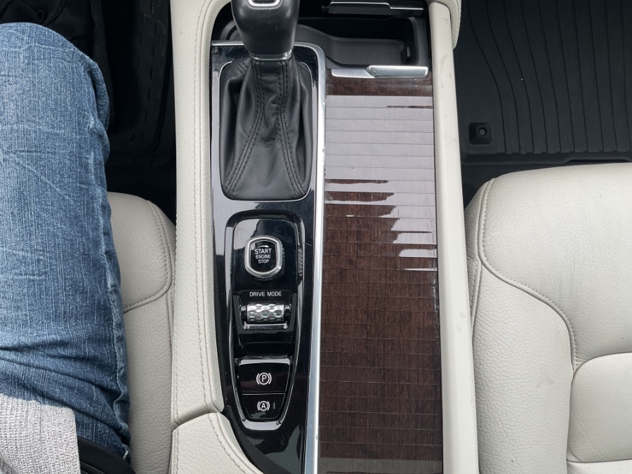 2019 Volvo XC90 T6 AWD Momentum photo