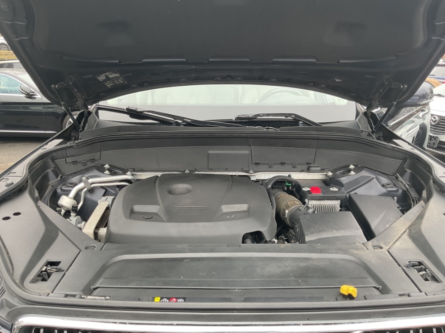2019 Volvo XC90 T6 AWD Momentum photo