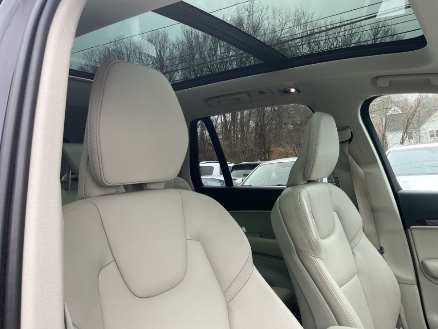 2019 Volvo XC90 T6 AWD Momentum photo