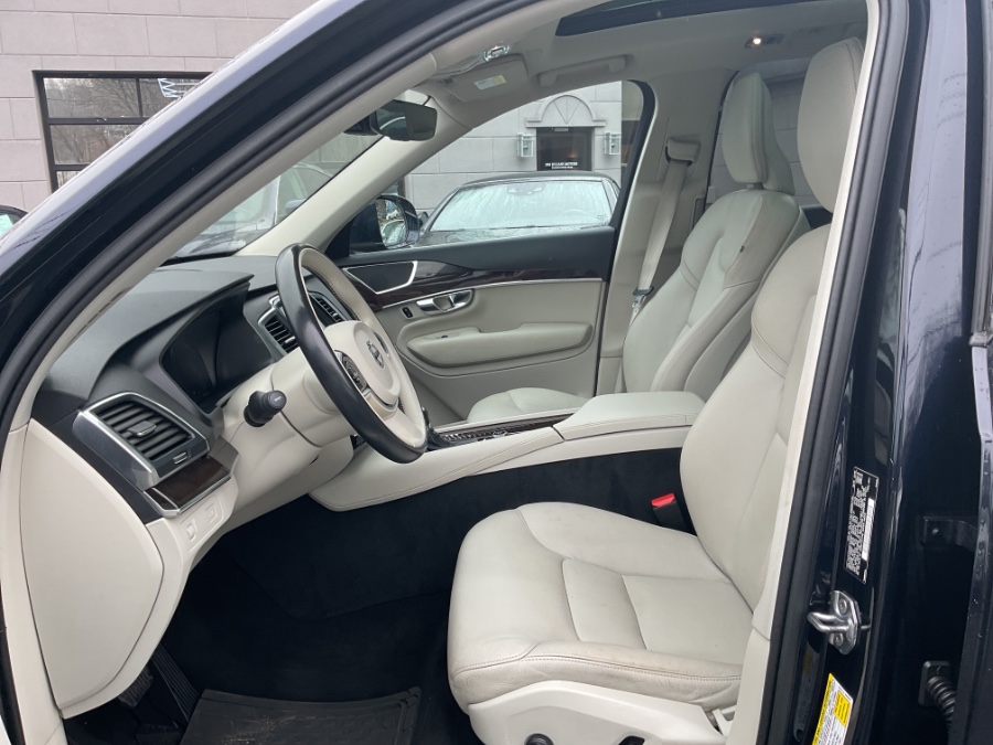 2019 Volvo XC90 T6 AWD Momentum photo