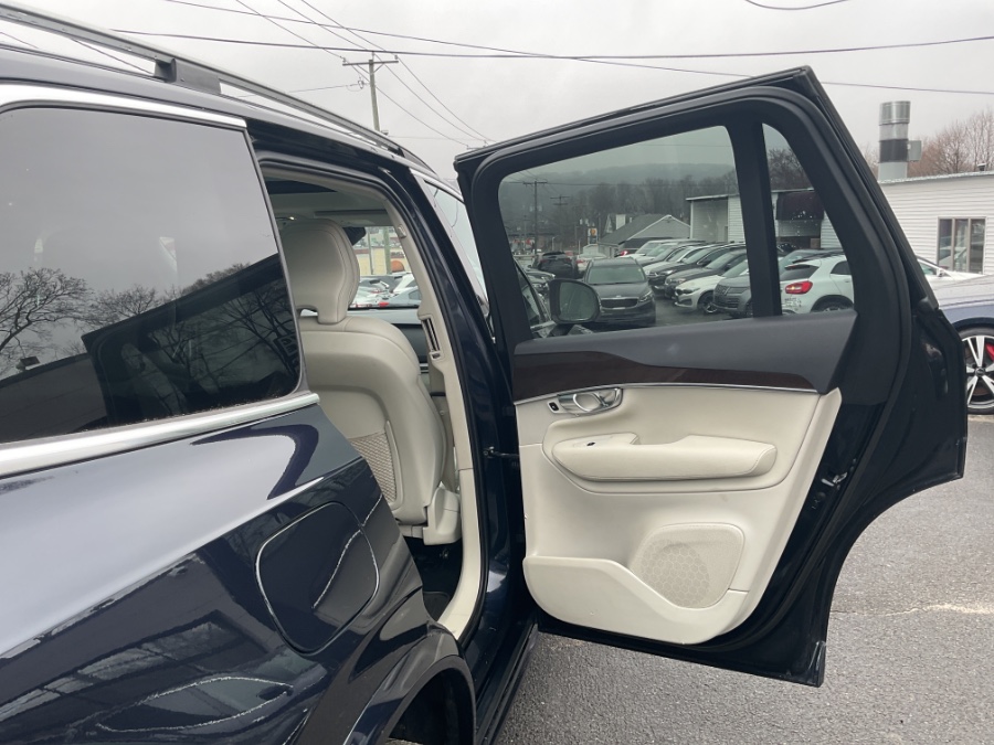2019 Volvo XC90 T6 AWD Momentum photo