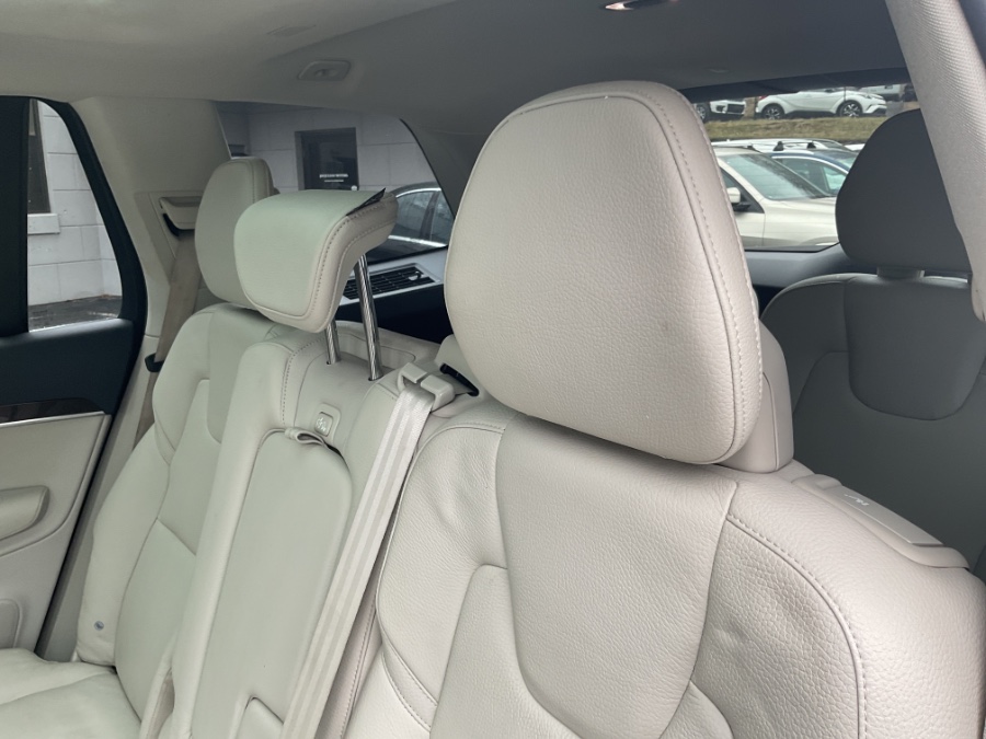 2019 Volvo XC90 T6 AWD Momentum photo