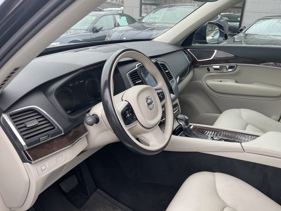 2019 Volvo XC90 T6 AWD Momentum photo