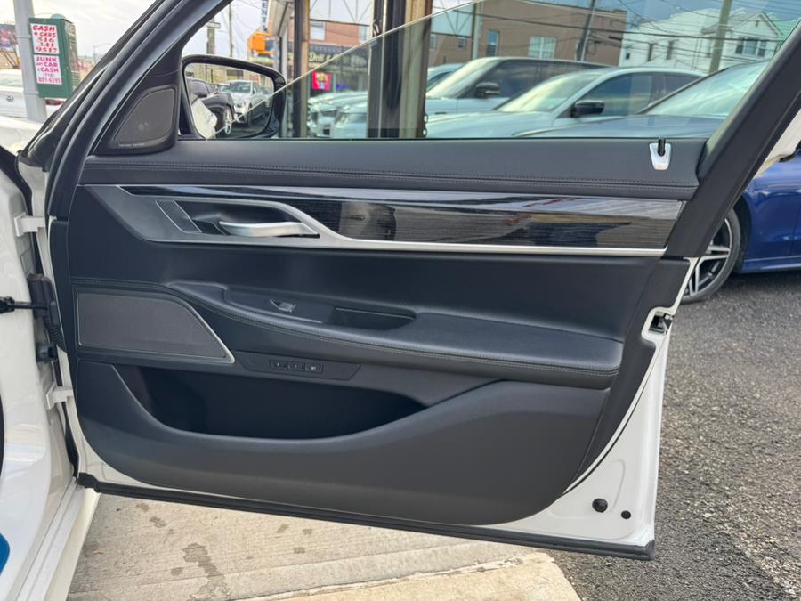 2022 BMW 7-Series 740i Sedan photo