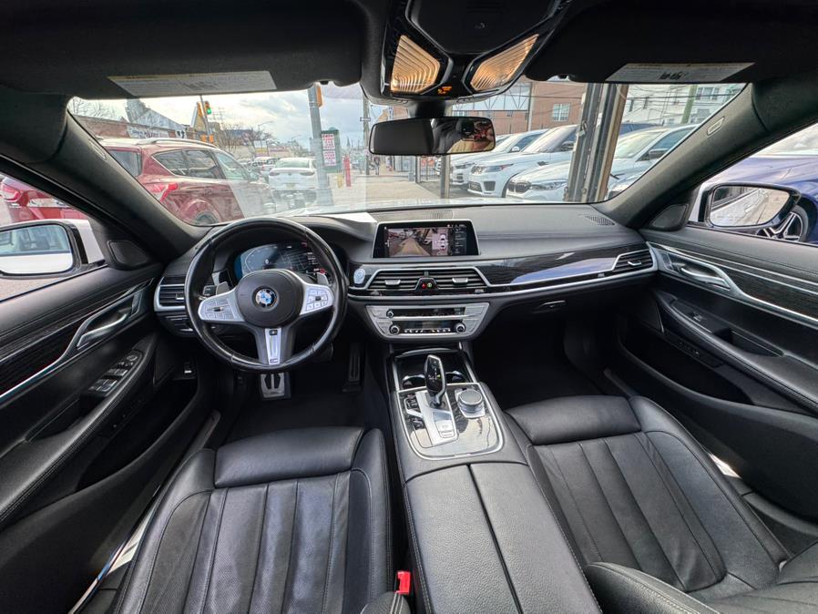 2022 BMW 7-Series 740i Sedan photo