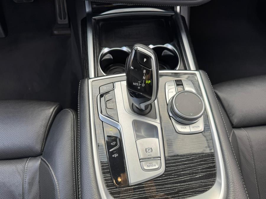 2022 BMW 7-Series 740i Sedan photo