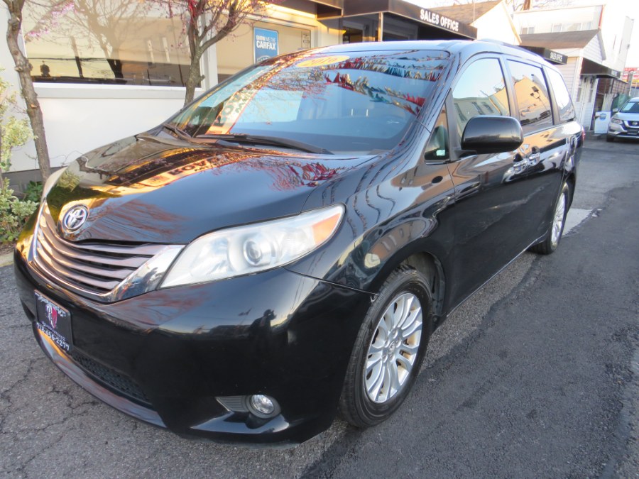 2016 Toyota Sienna XLE Premium 8 Passenger photo