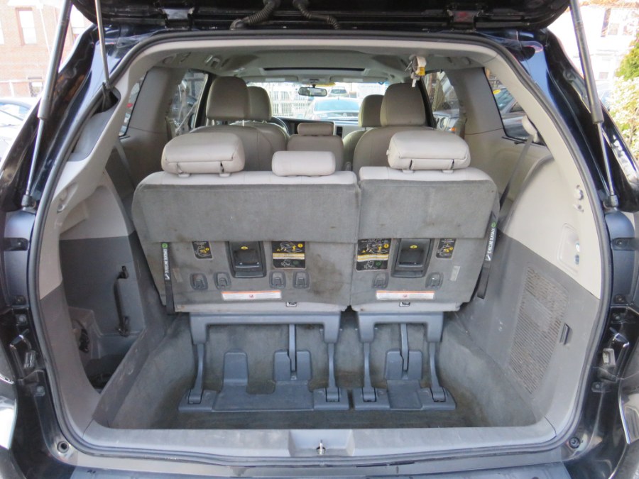 2016 Toyota Sienna XLE Premium 8 Passenger photo