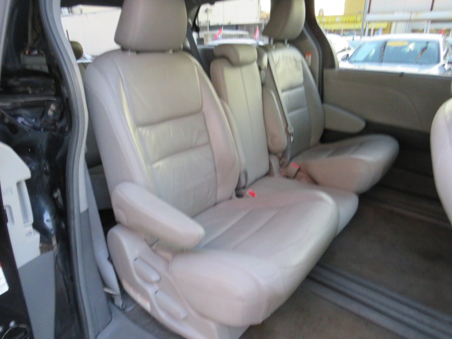 2016 Toyota Sienna XLE Premium 8 Passenger photo