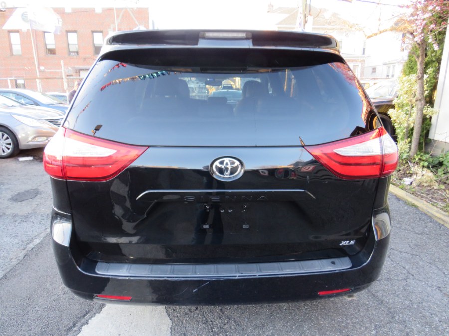 2016 Toyota Sienna XLE Premium 8 Passenger photo