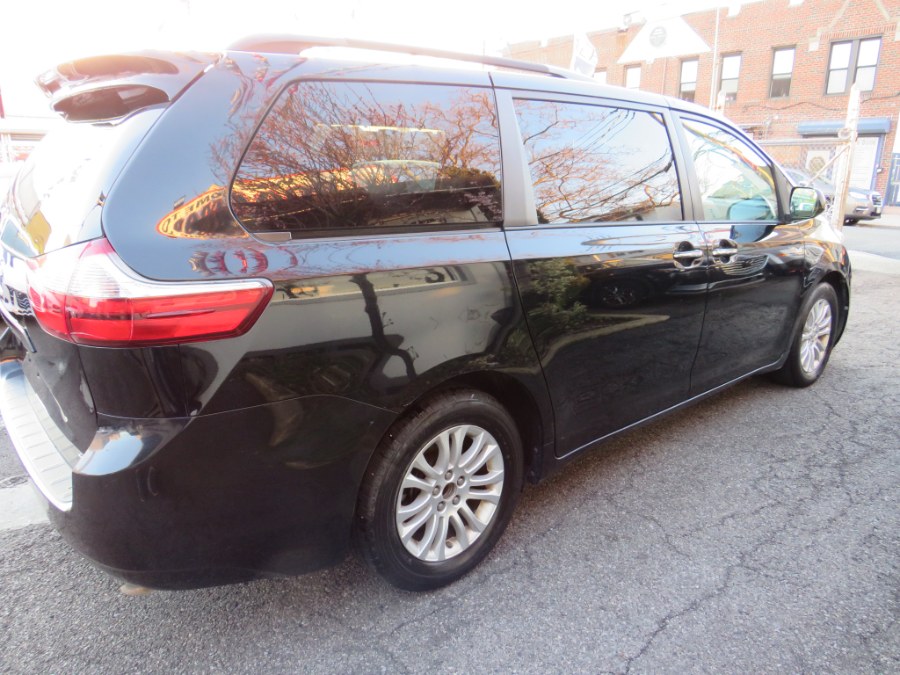 2016 Toyota Sienna XLE Premium 8 Passenger photo