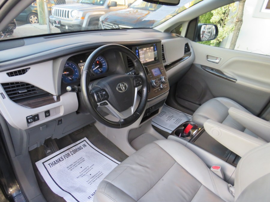 2016 Toyota Sienna XLE Premium 8 Passenger photo