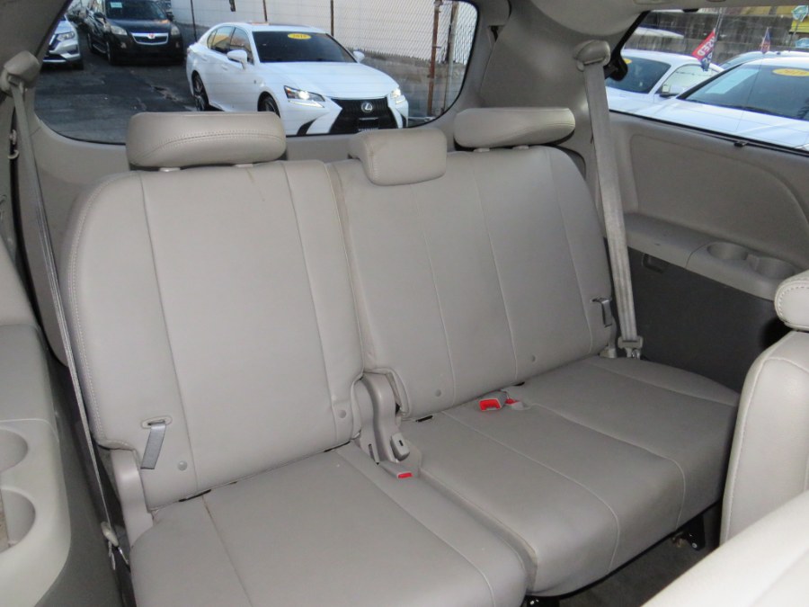 2016 Toyota Sienna XLE Premium 8 Passenger photo