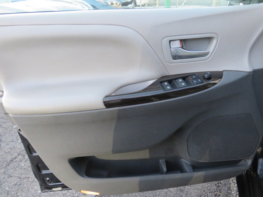 2016 Toyota Sienna XLE Premium 8 Passenger photo