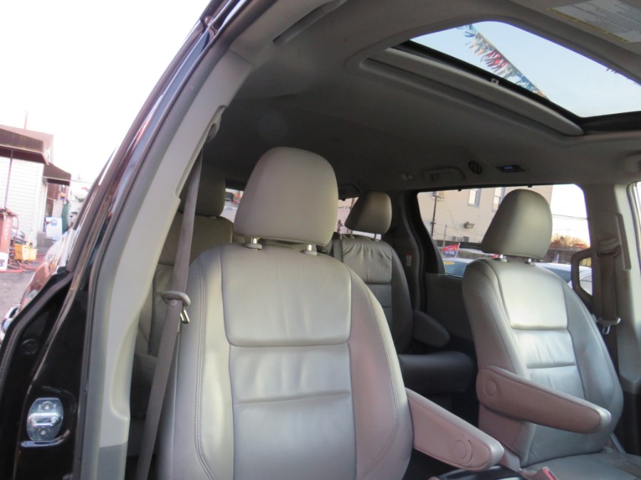2016 Toyota Sienna XLE Premium 8 Passenger photo