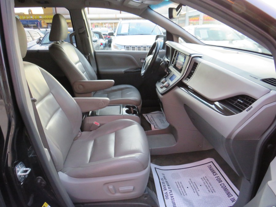 2016 Toyota Sienna XLE Premium 8 Passenger photo