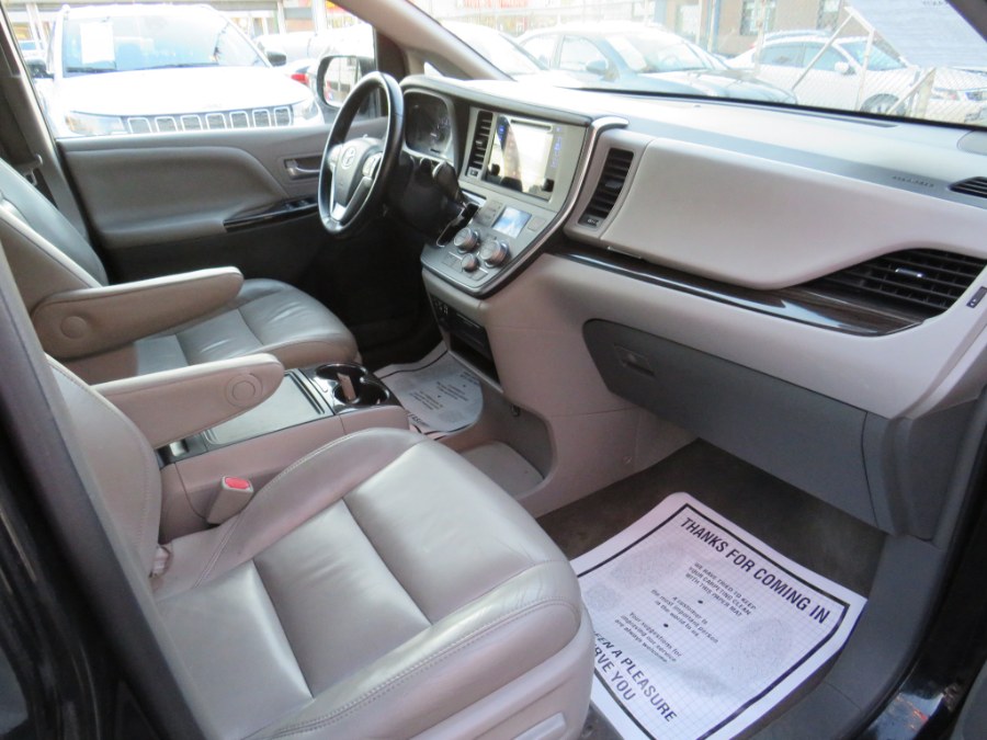 2016 Toyota Sienna XLE Premium 8 Passenger photo