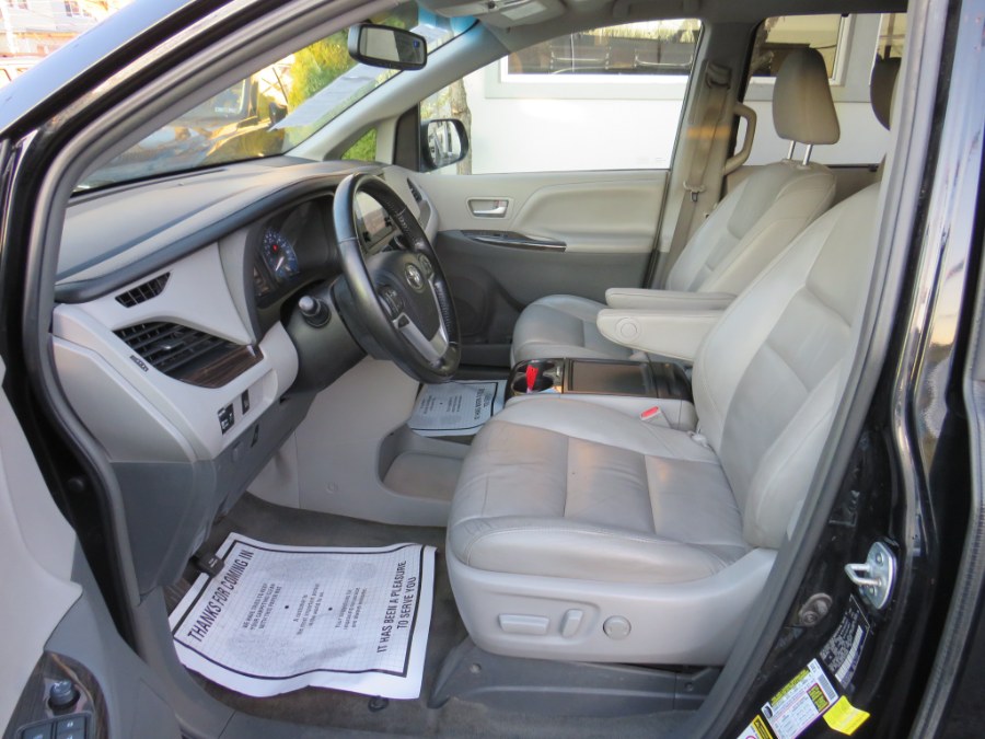 2016 Toyota Sienna XLE Premium 8 Passenger photo