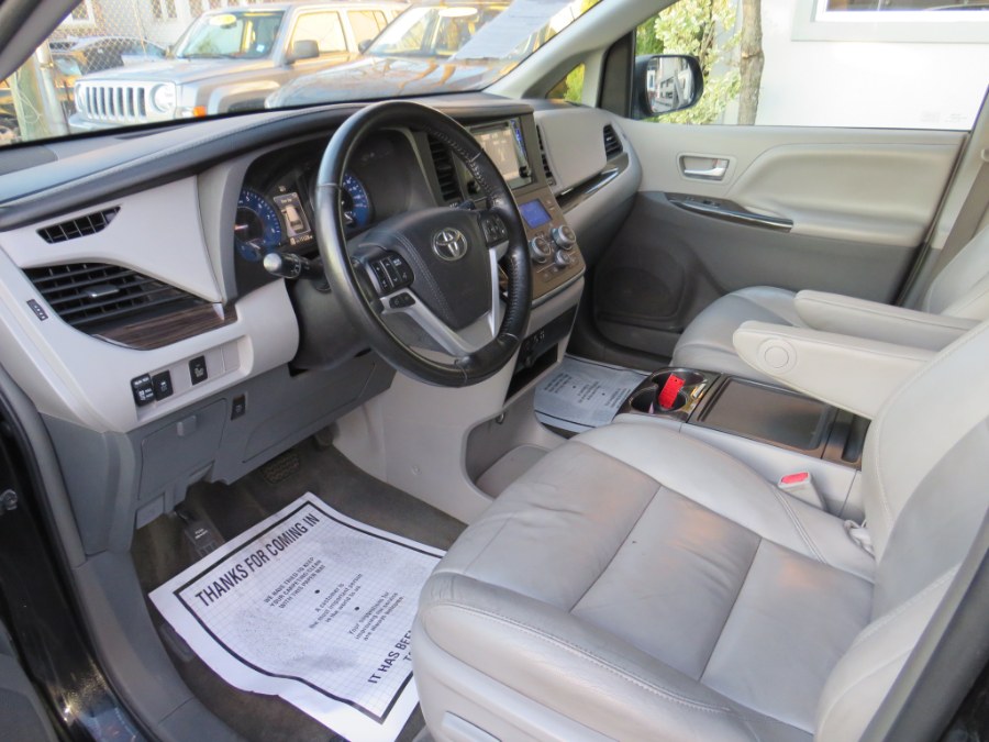 2016 Toyota Sienna XLE Premium 8 Passenger photo