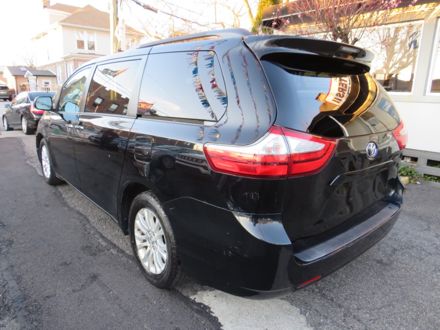 2016 Toyota Sienna XLE Premium 8 Passenger photo