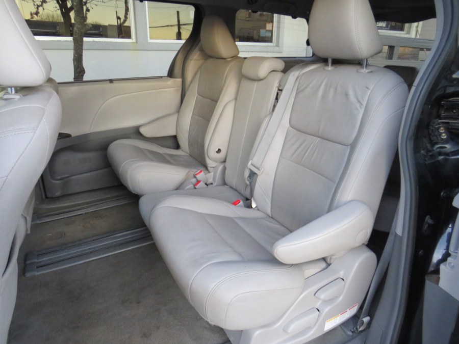 2016 Toyota Sienna XLE Premium 8 Passenger photo