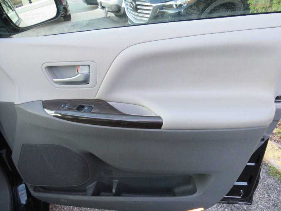 2016 Toyota Sienna XLE Premium 8 Passenger photo