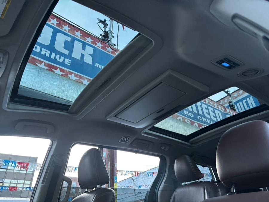2017 Toyota Sienna Limited Premium AWD 7-Passenge photo