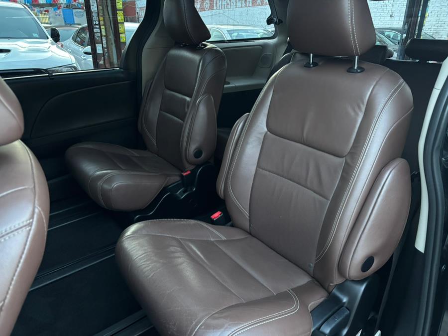 2017 Toyota Sienna Limited Premium AWD 7-Passenge photo