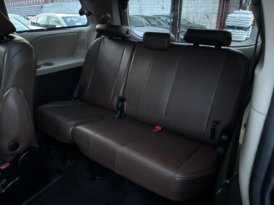 2017 Toyota Sienna Limited Premium AWD 7-Passenge photo