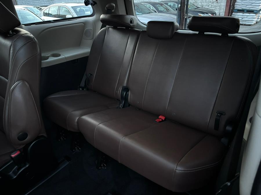2017 Toyota Sienna Limited Premium AWD 7-Passenge photo