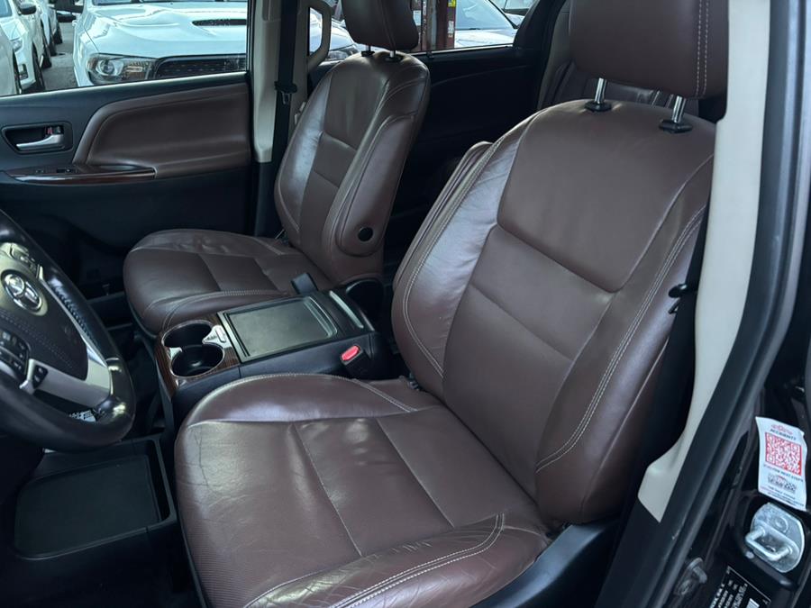 2017 Toyota Sienna Limited Premium AWD 7-Passenge photo