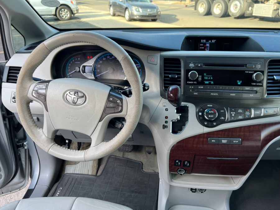 2014 Toyota Sienna XLE 7-Passenger photo