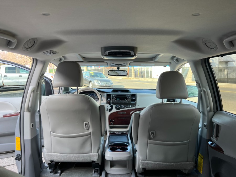 2014 Toyota Sienna XLE 7-Passenger photo