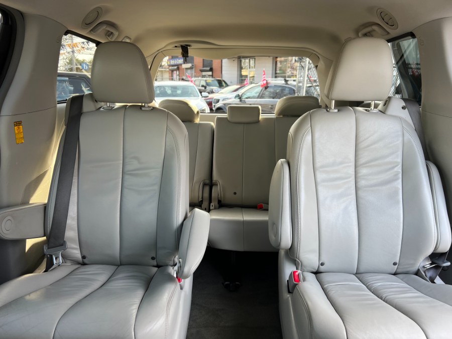 2014 Toyota Sienna XLE 7-Passenger photo